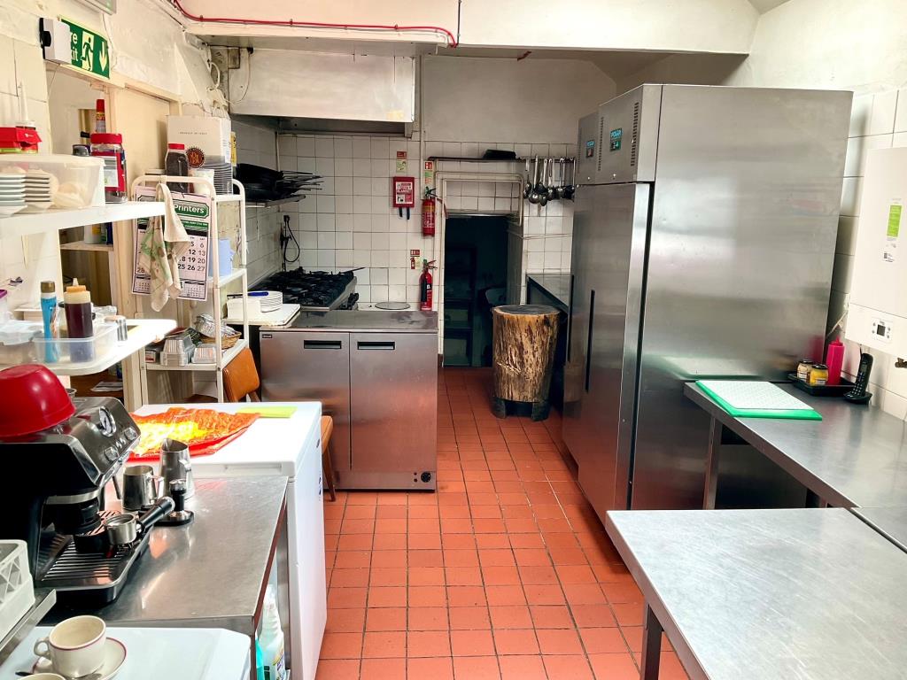 Lot: 81 - TOWN CENTRE RESTAURANT WITH THREE-BEDROOM MAISONETTE WITH POTENTIAL - Ground floor kitchen